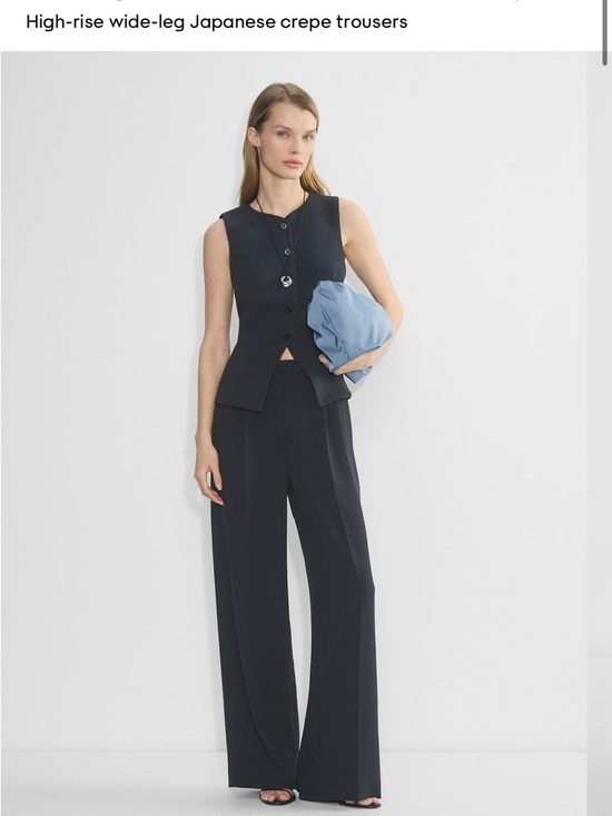 Aritzia Pants - Aritzia
The Effortless Pant™ Wider - Crepette size 2